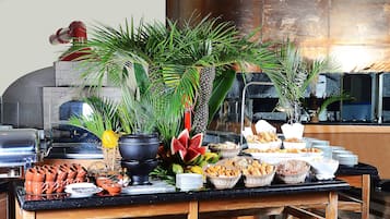 Frukost, lunch och middag serveras