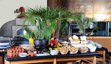 Breakfast, lunch and dinner served