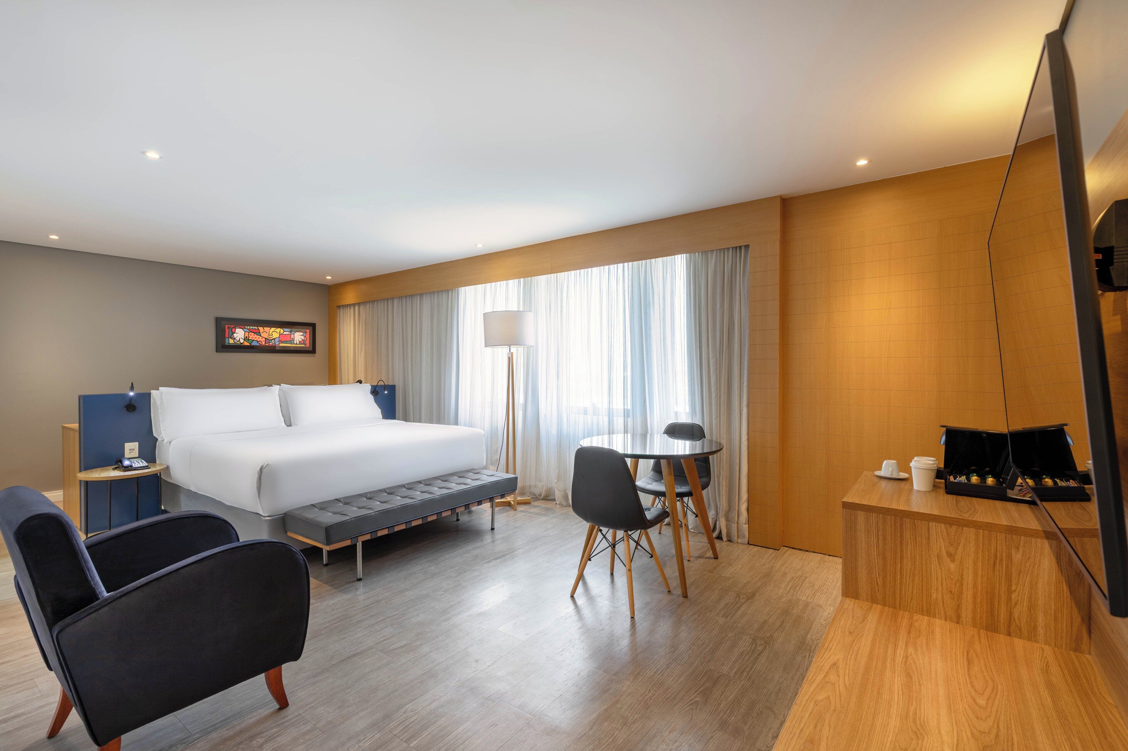 Habitación Premium, 1 cama de matrimonio grande | Ropa de cama de alta calidad, caja fuerte, escritorio y cortinas opacas