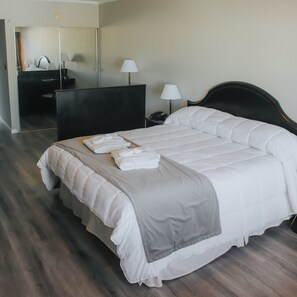 Kahden hengen executive-huone, 1 suuri parisänky | Tallelokero huoneessa, pimennysverhot, äänieristys, silitysrauta/-lauta