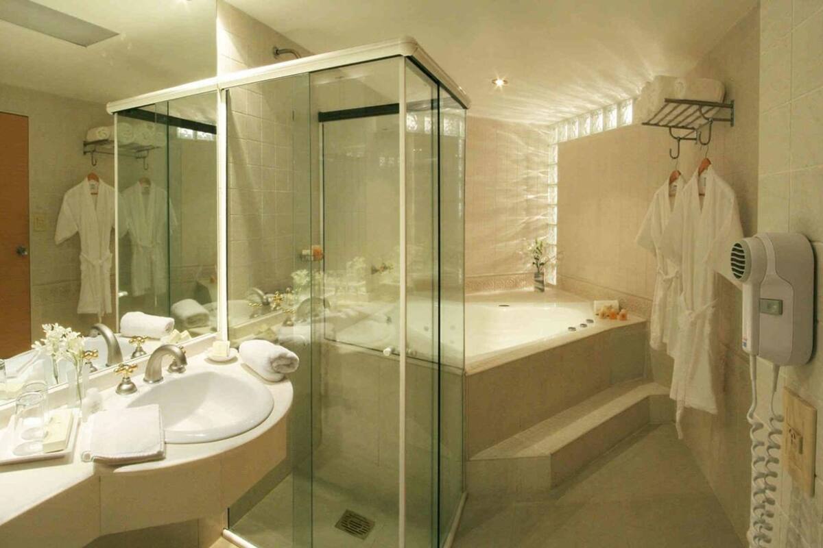 luxury double room | bathroom | combined shower/bathtub, rainfall showerhead, bidet, towels