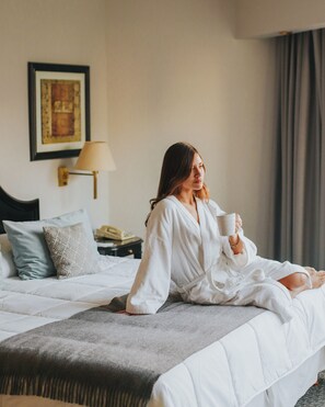 Luxury Double Room | In-room safe, blackout drapes, soundproofing, iron/ironing board - Plaza Real Suites Hotel (Rosario)