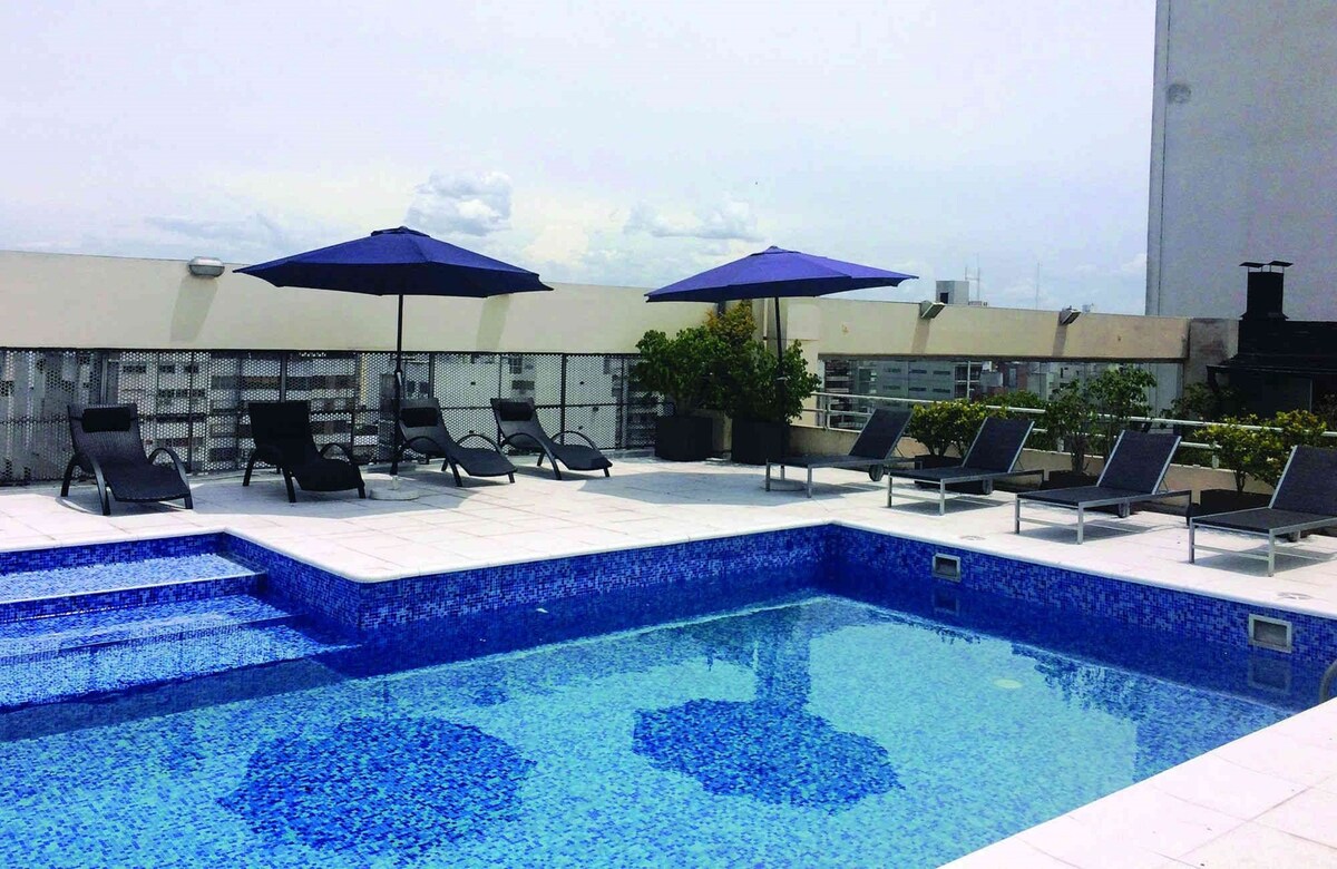 Una piscina al aire libre de temporada