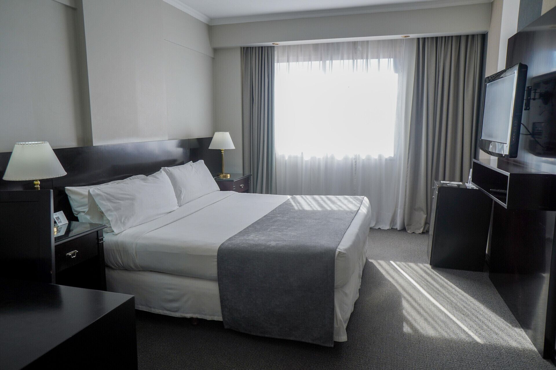 セーフティボックス (室内)、遮光カーテン、防音設備、アイロン / アイロン台