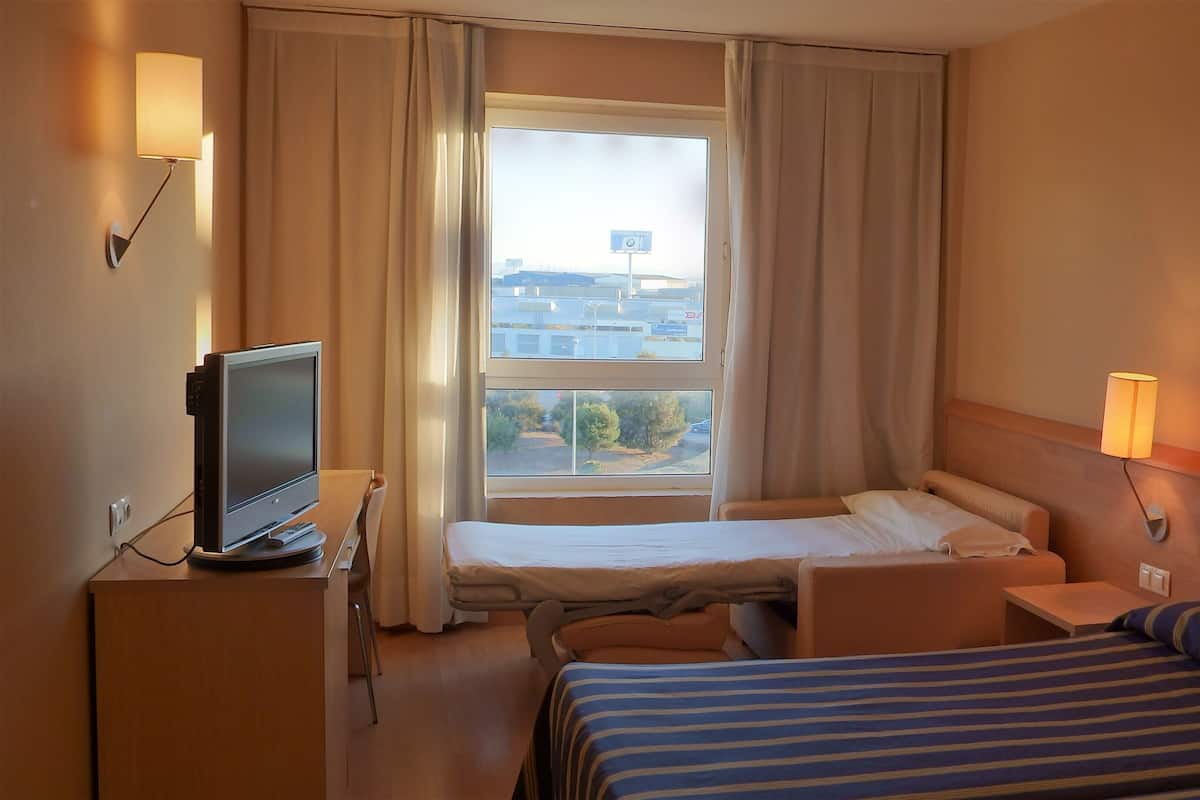 Escritorio, espacio para trabajar con un portátil, cortinas opacas