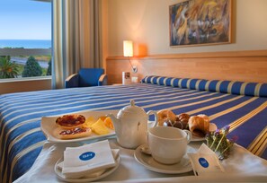 Desk, laptop workspace, blackout curtains, soundproofing - Flag Hotel Valencia (Massalfassar)