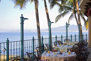 4 restaurantes; se sirven desayunos, almuerzos, cenas y cocina mexicana 