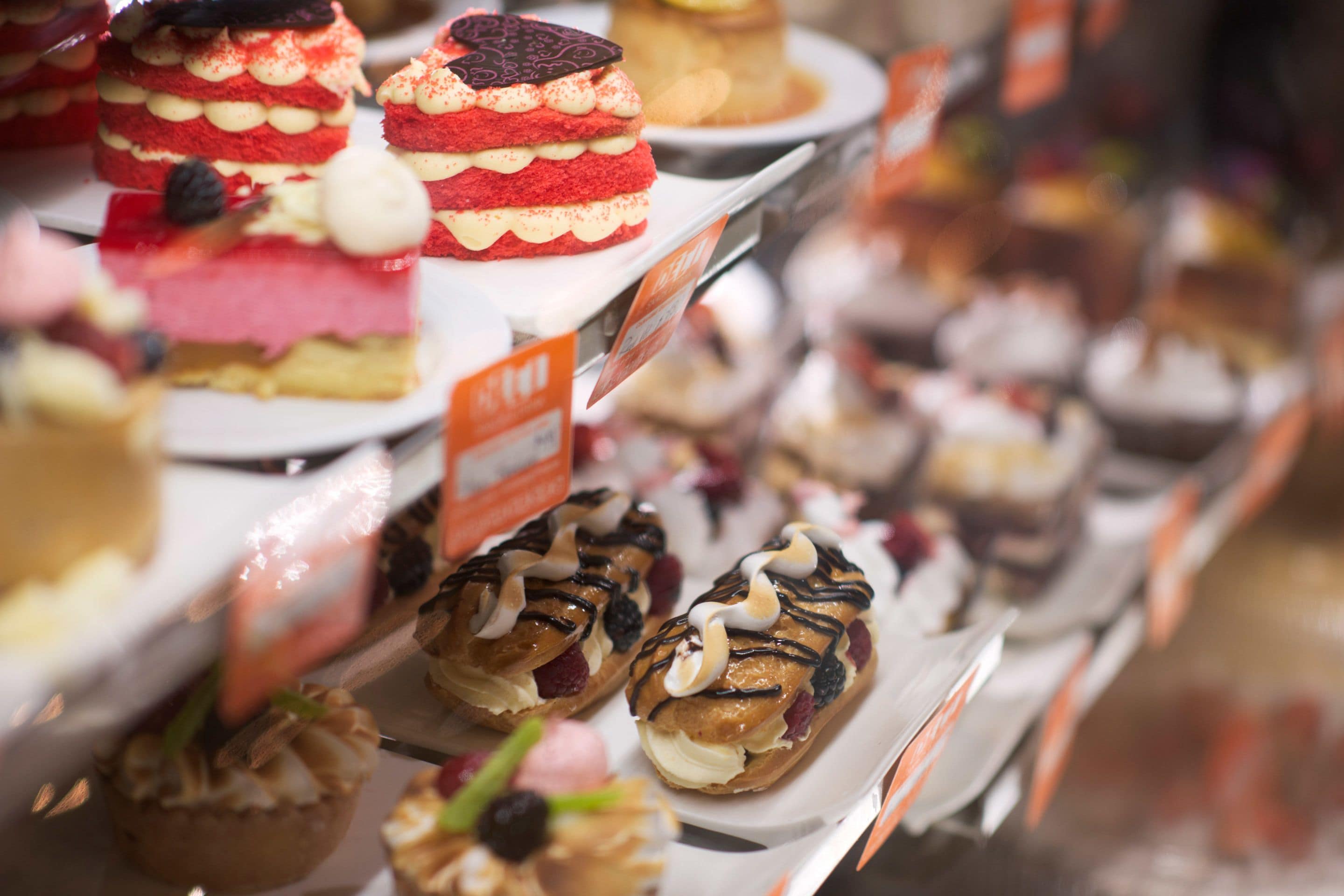 Une grande variété de desserts est présentée, notamment des gâteaux et des pâtisseries.