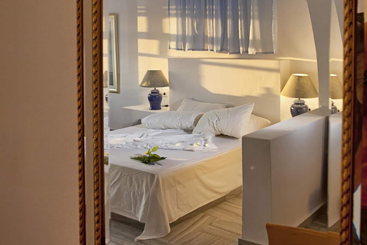 Junior Suite, Sea View | In-room safe, desk, blackout drapes, soundproofing