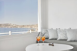 Suite – junior, sjøutsikt | Safe på rommet, skrivebord, blendingsgardiner og lydisolert