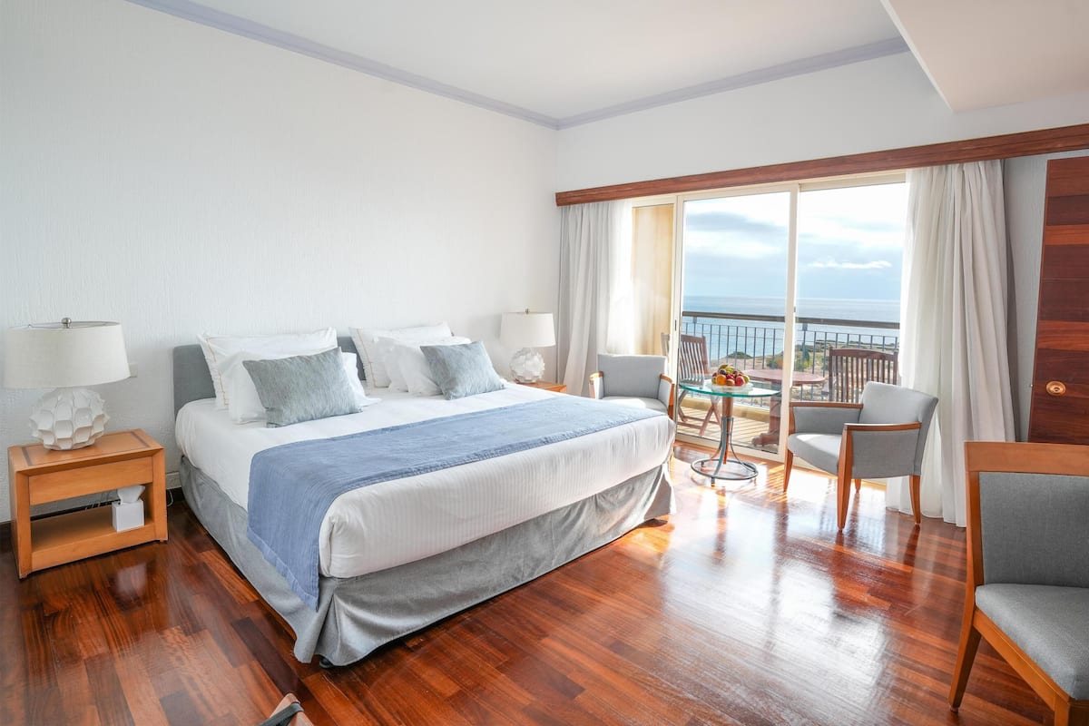 Executive Suite, 2 Bedrooms, Sea View | Minibar, in-room safe, desk, blackout drapes
