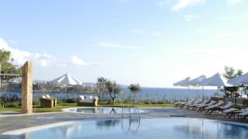 Innenpool, AuĂenpool, Sonnenschirme, LiegestĂŒhle