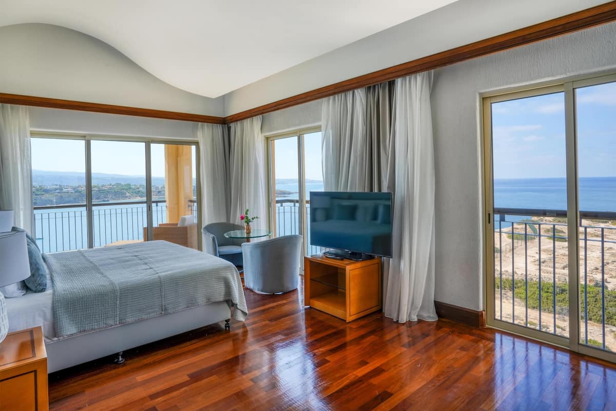 Presidential Suite, Sea View | Minibar, in-room safe, desk, blackout drapes