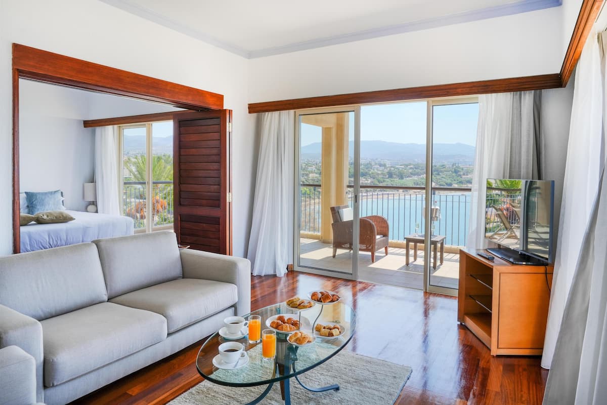 Executive Suite, 1 Bedroom, Sea View | Minibar, in-room safe, desk, blackout drapes