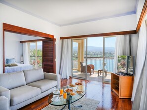 Executive suite, 1 slaapkamer, uitzicht op zee | 1 slaapkamer, een minibar, een kluis op de kamer, een bureau