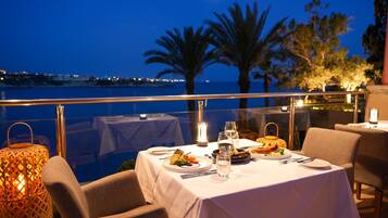 2 restaurants; breakfast, lunch and dinner served