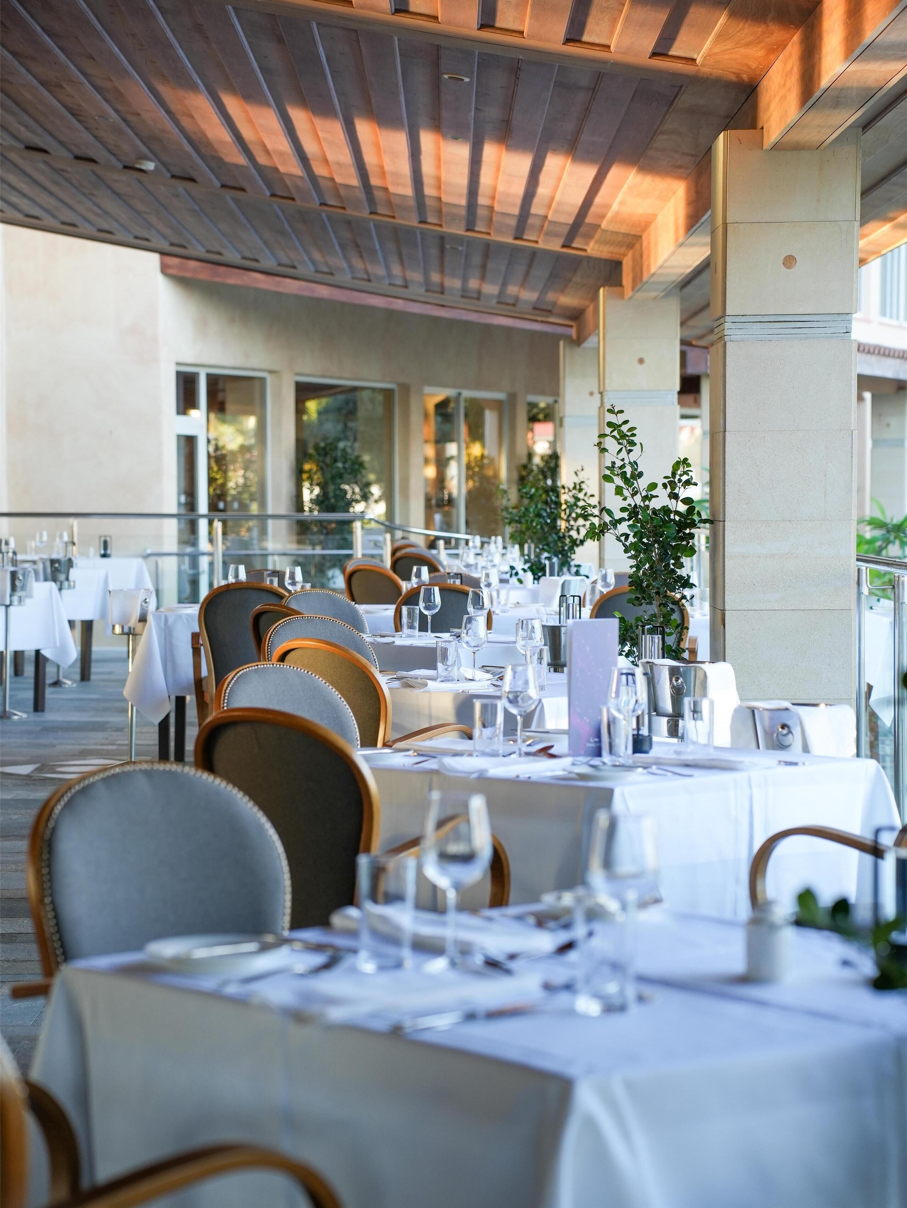 2 restaurants; breakfast, lunch and dinner served 