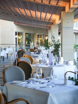 2 restaurants; breakfast, lunch and dinner served 