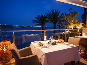 2 restaurants, spécialités Cuisine locale et internationale
