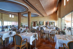 2 restaurants, spécialités Cuisine locale et internationale