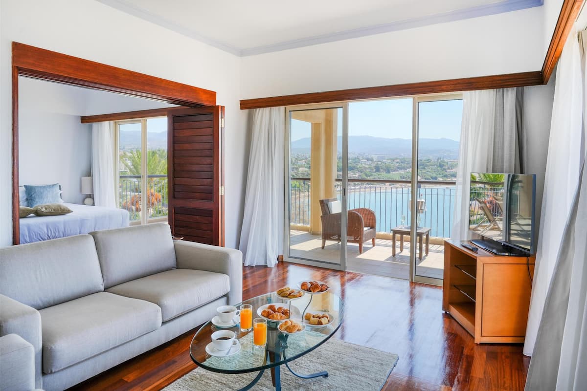 Executive Suite, 1 Bedroom, Sea View | 1 bedroom, minibar, in-room safe, desk
