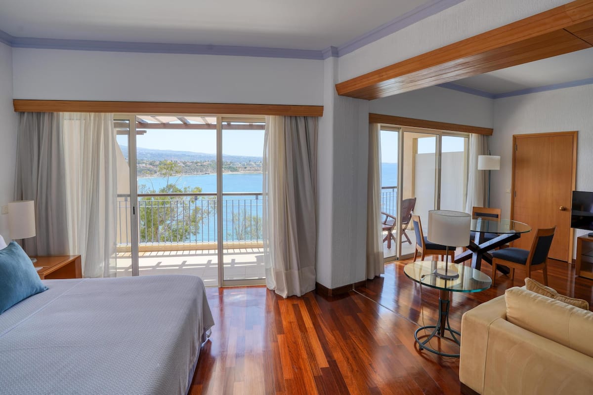 Suite, 1 Bedroom, Sea View | Minibar, in-room safe, desk, blackout drapes