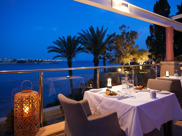 2 restaurants; breakfast, lunch and dinner served 