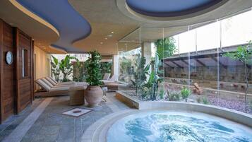 Área de tratamiento exterior, un sauna, una bañera de hidromasaje