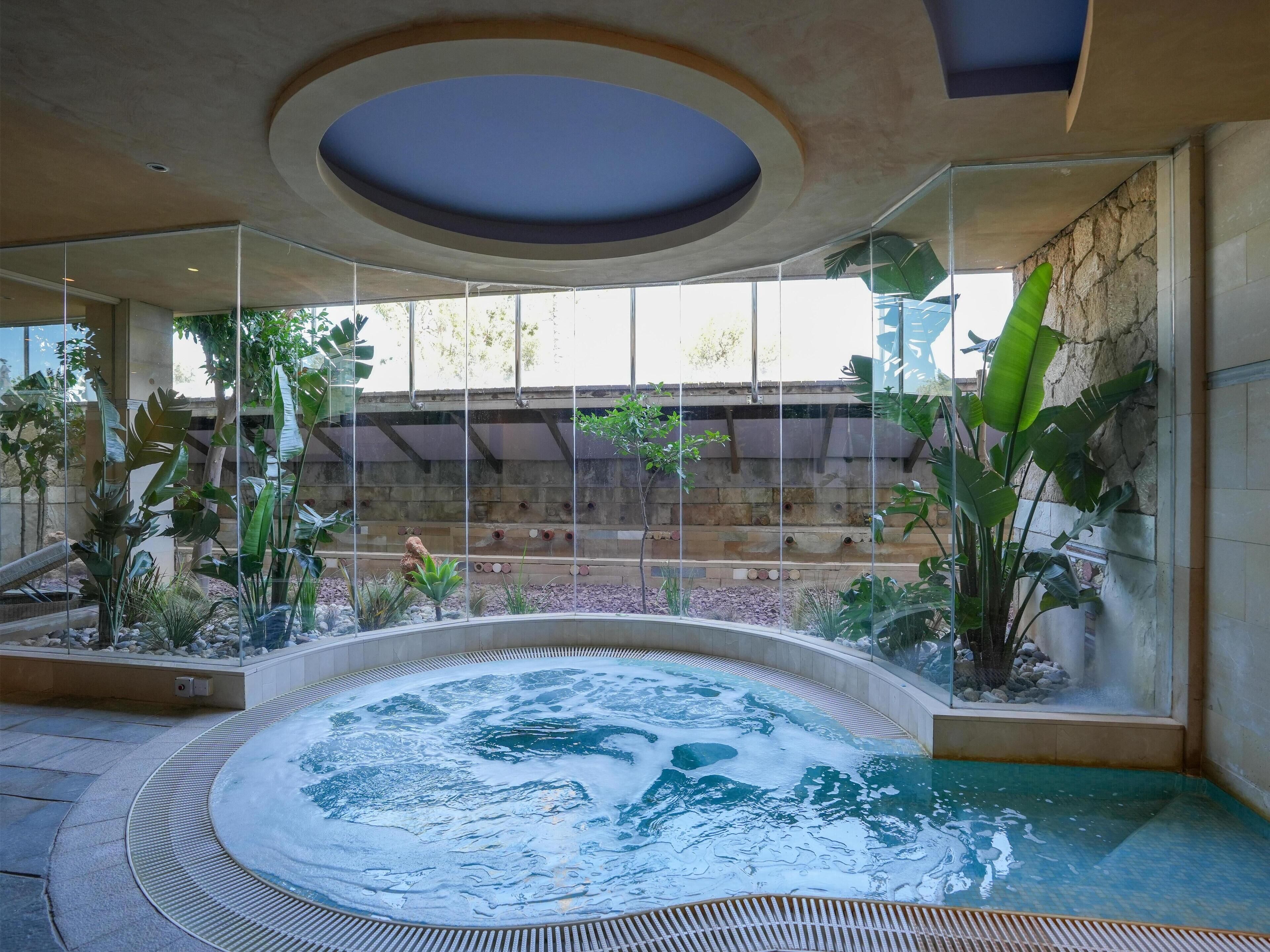 Área de tratamiento exterior, un sauna, una bañera de hidromasaje