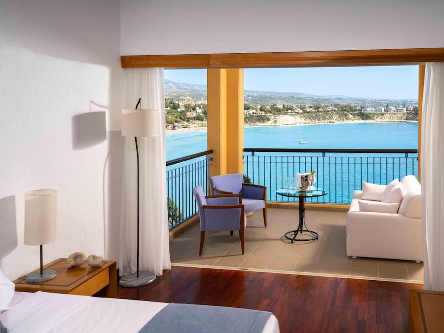 Minibar, caja de seguridad en la habitación y escritorio