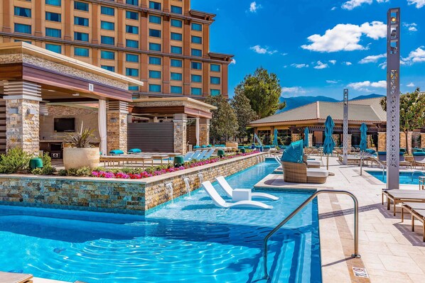 Außenpool (je nach Saison geöffnet), Sonnenschirme, Liegestühle