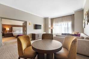 Suite – grand, 1 kingsize-seng | Oppholdsområde | TV og filmkjøp