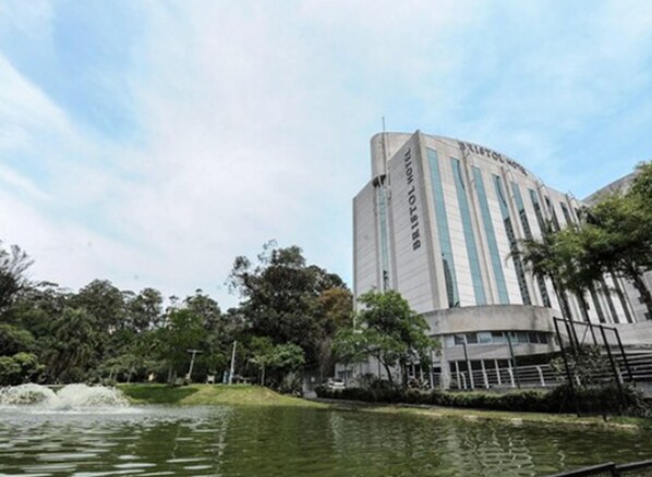 Un edificio moderno con un letrero que dice "BILLABONG HOTEL".