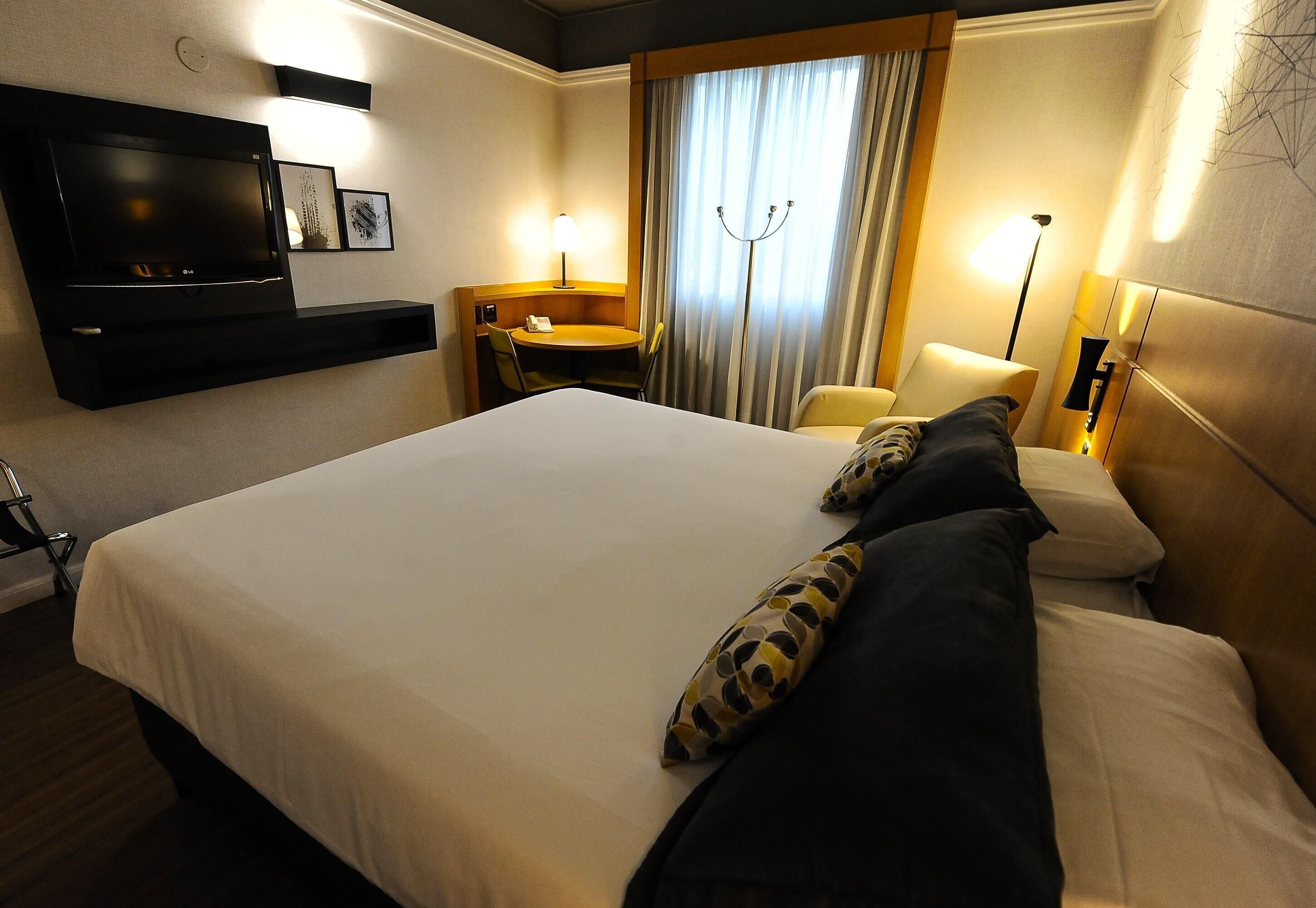 superior room, 1 queen bed | minibar, in-room safe, desk, blackout curtains