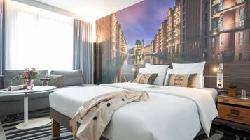 Una cassaforte in camera, postazione laptop, tende oscuranti