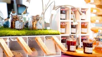 Colazione a buffet, servita tutte le mattine (27 EUR a persona)