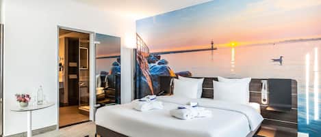 Safe på rommet, skrivebord for bærbar PC og blendingsgardiner