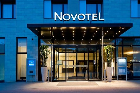 Facciata della struttura - sera/notte. Novotel Hamburg City Alster