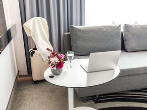 In-room safe, laptop workspace, blackout drapes, soundproofing - Novotel Hamburg City Alster (Hamburg)