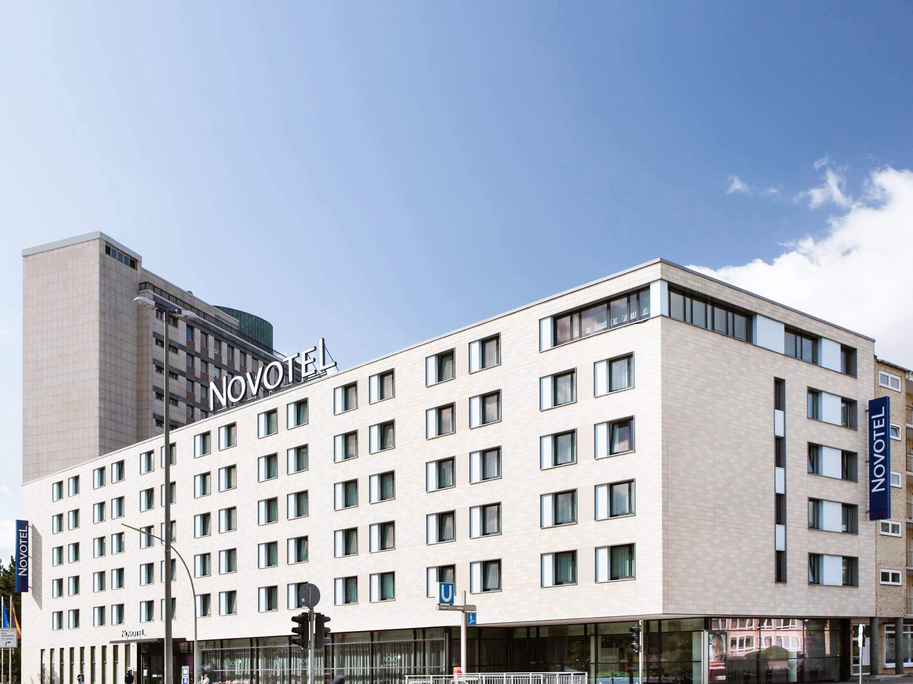 Un bâtiment d’hôtel Novotel, doté de plusieurs étages, de grandes fenêtres et d’une architecture moderne.