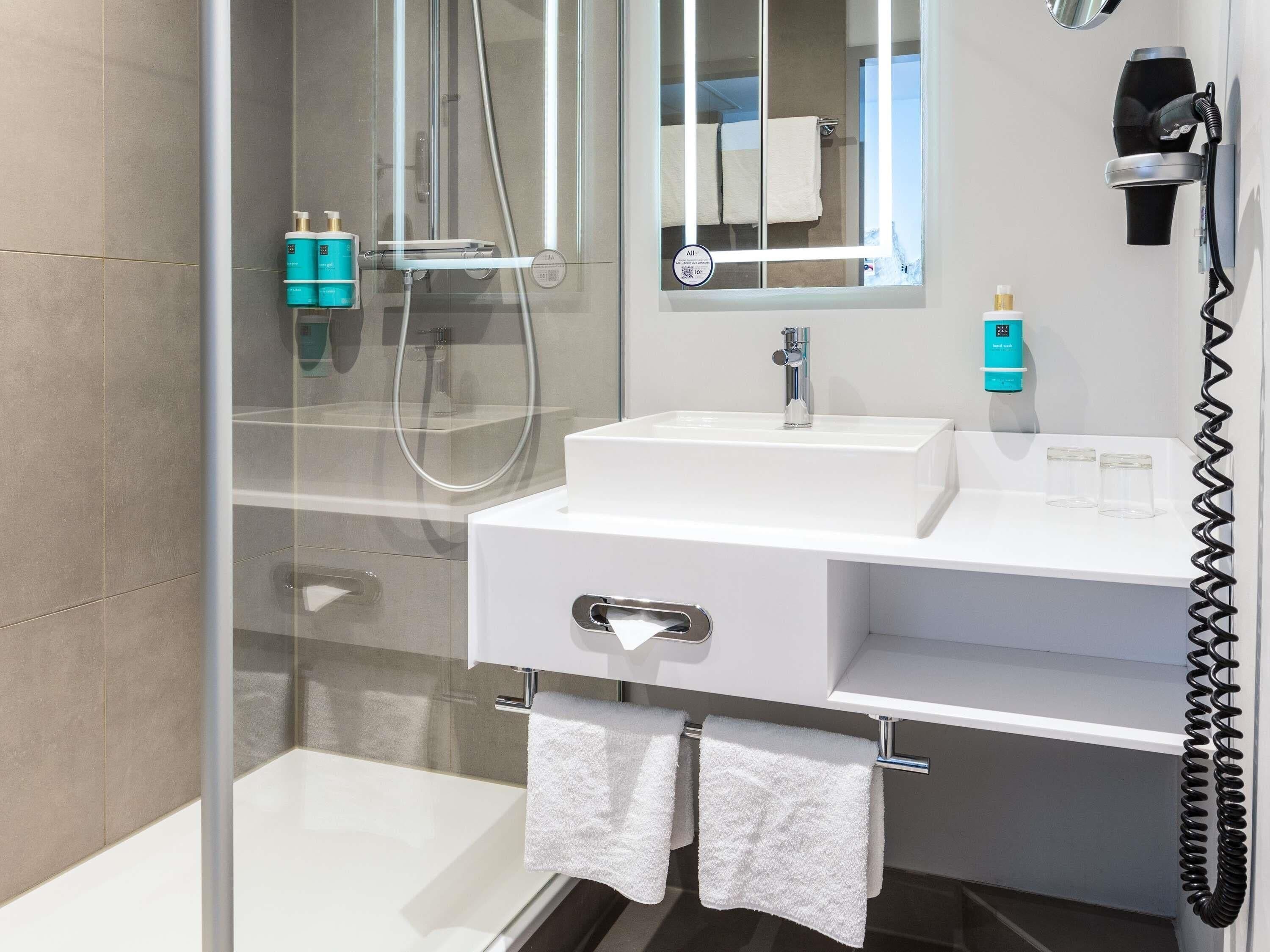 Een kluis op de kamer, een laptopwerkplek, verduisterende gordijnen