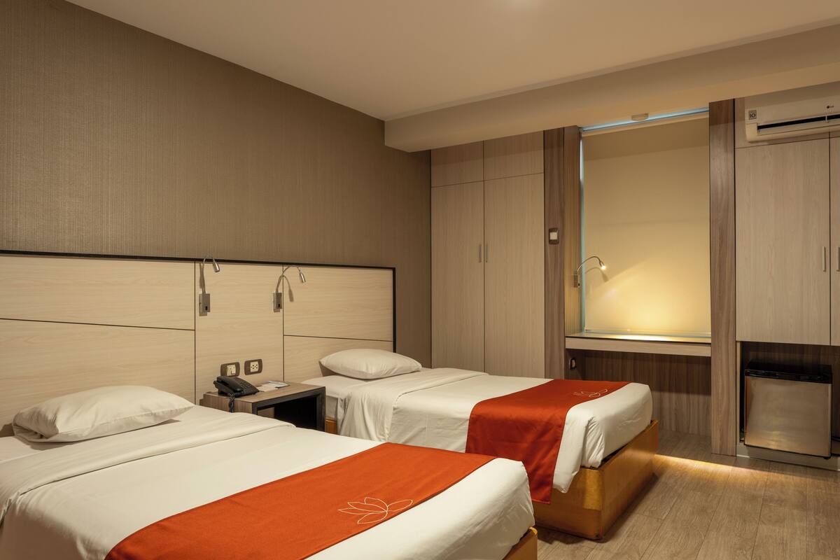 Twin Room | Minibar, in-room safe, desk, blackout drapes