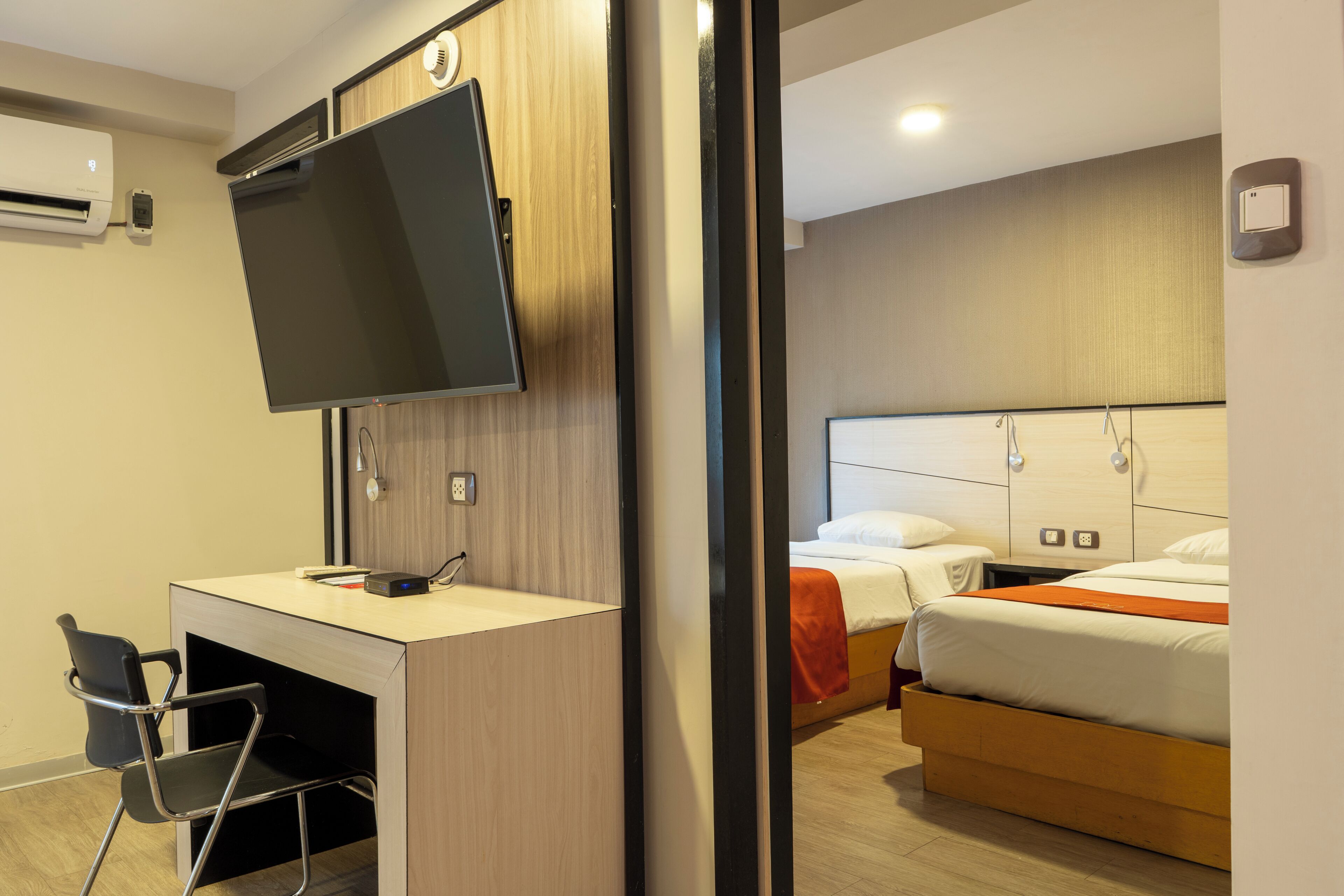 Family Room | Minibar, in-room safe, desk, blackout drapes