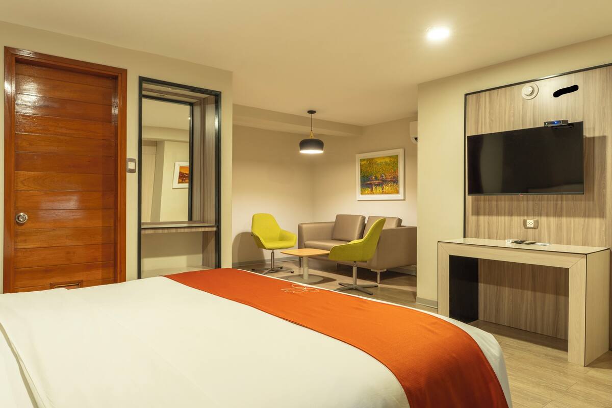 Junior Suite, 1 King Bed | Minibar, in-room safe, desk, blackout drapes