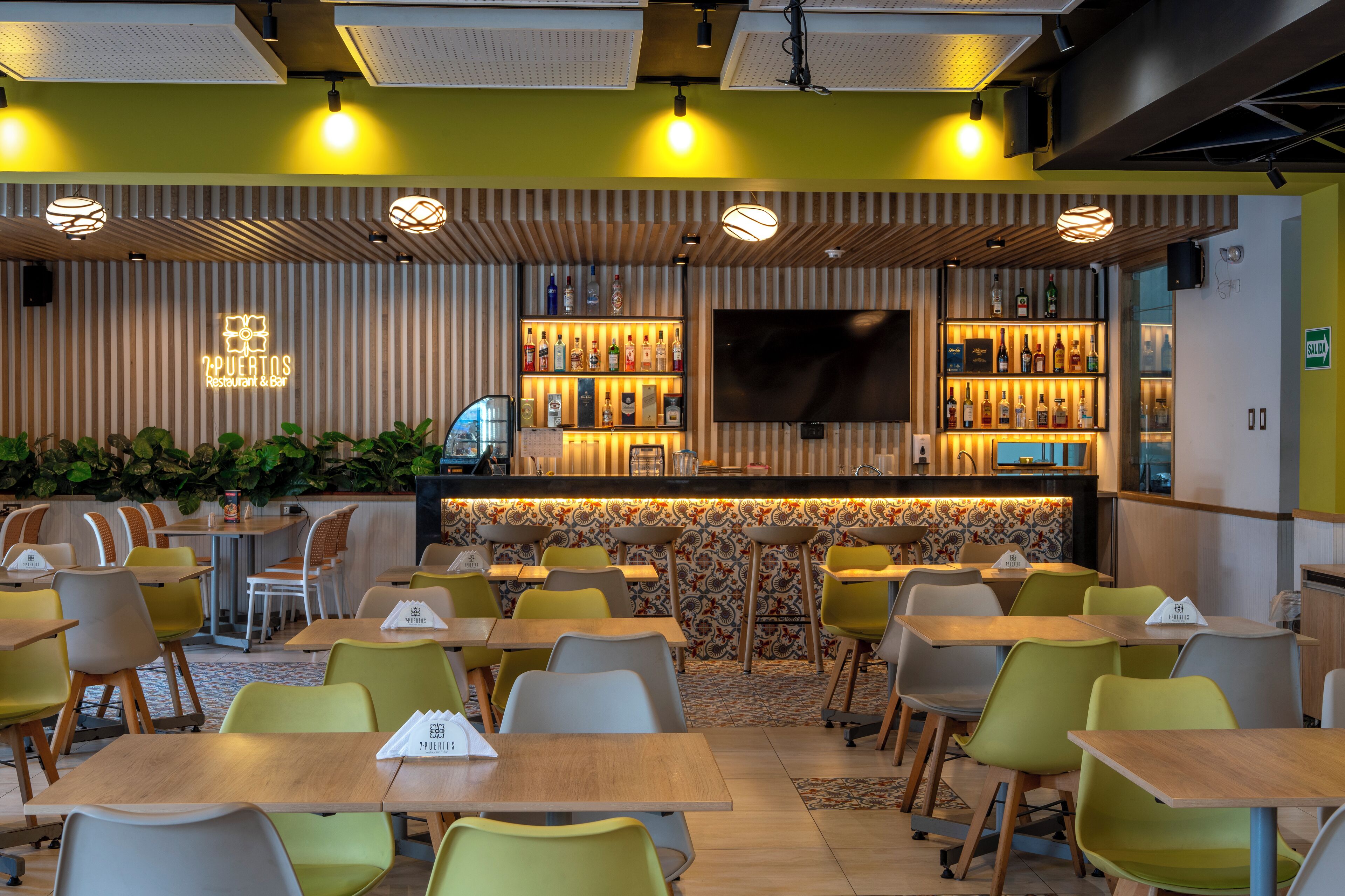 2 restaurants, breakfast served