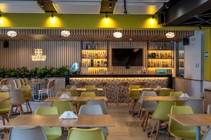 2 restaurantes: opção de café da manhã, almoço e jantar
