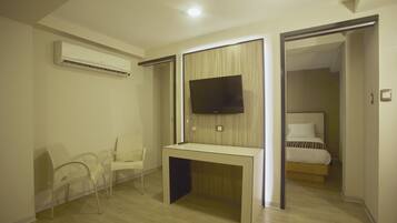 Family Room | Minibar, in-room safe, desk, blackout drapes