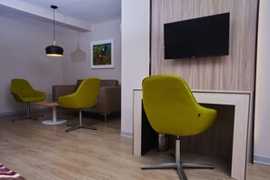 Suite junior, 1 cama de matrimonio grande | Minibar, caja fuerte, escritorio y cortinas opacas