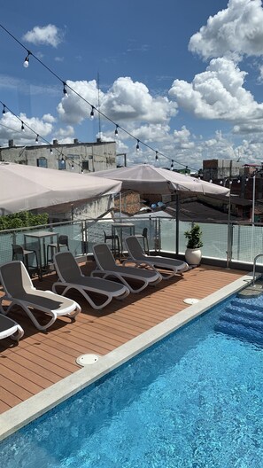 Outdoor pool, sun loungers - Victoria Regia Hotel (Iquitos)
