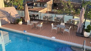 Outdoor pool, sun loungers - Victoria Regia Hotel (Iquitos)